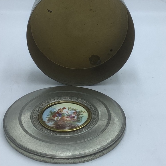 Vintage Sprague Round Metal Box with Country Scene Insert - Picture 3 of 6
